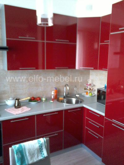 Кухня в ярком красном цвете с серебристой кромкой: центральная часть