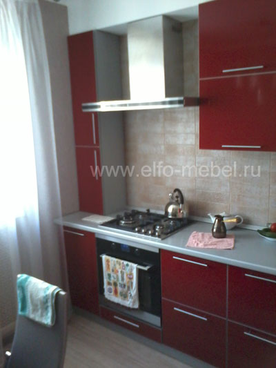 Кухня в ярком красном цвете с серебристой кромкой: правая часть